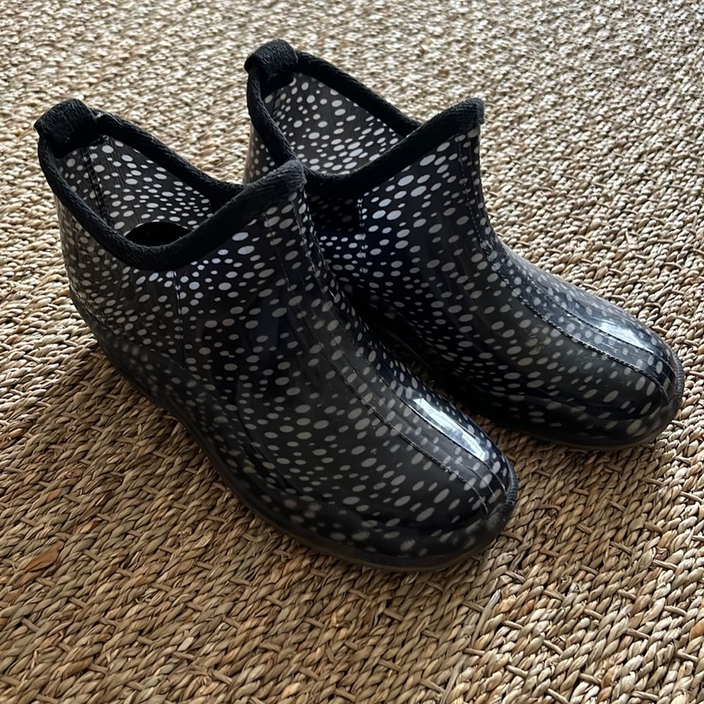 Women's Size 7 Rubber Rain SlipOn Ankle Boots